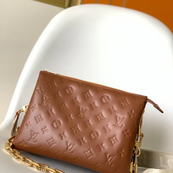 Louis Vuitton Size: 20 x 16 x 12 cm