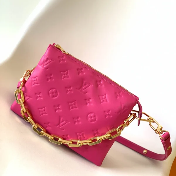 Louis Vuitton Size: 20 x 16 x 12 cm