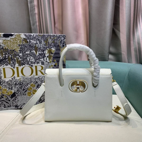 30 Montaigne Collection Ref. 9321 Size: 25x19x12 cm