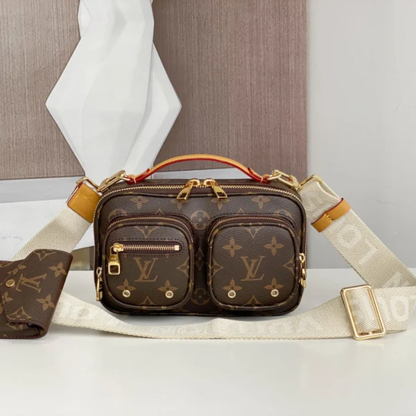 Louis Vuitton Size: 18 x 11 x 10 cm