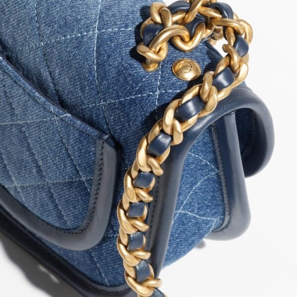 CHANEL SMALL MESSENGER BAG